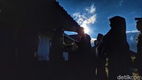 Derap langkah masyarakat beriringan menuju sumber kumandan adzan. Dengan berpakaian muslim, mereka bersemangat mengawali hari hari dengan beribadah di masjid. Udara dingin tidak menyurutkan semangat masyarakat datang ke Masjid Jami Nurul Huda, Desa Tarumajaya, Kecamatan Kertasari, Kabupaten Bandung. Doa dan harapan dibacakan dalam hati untuk sebuah keinginan.
