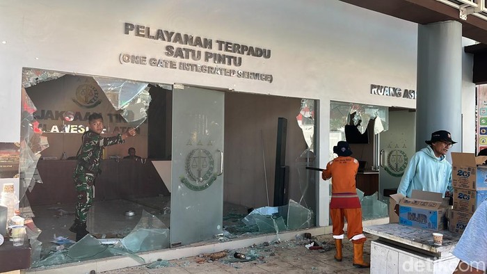 Kantor Kejati Sulsel dirusak massa aksi pada Jumat (29/8) malam.