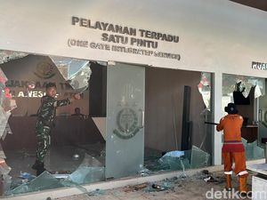 Kantor Kejati Sulsel Turut Diserang Massa Malam Tadi, Pos Pelayanan Rusak