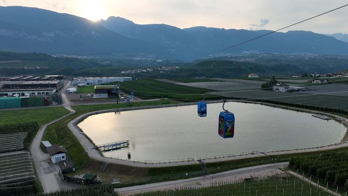 Kereta Gantung Apel Dolomites Jadi Ikon Baru Pertanian Ramah Lingkungan Italia A cable car system transports apples down the hills and into storage in caves below in Segno, near Trento, Italy August 26, 2025. Melinda/Martina Valentini via REUTERS ATTENTION EDITORS - THIS IMAGE WAS PROVIDED BY A THIRD PARTY. NO RESALES. NO ARCHIVE.