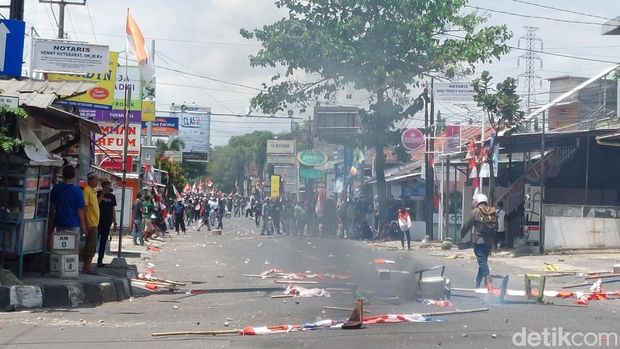 Kericuhan aksi unjuk di Cirebon