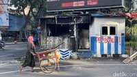 Salah satu Poslantas di Kota Surabaya juga menyadi sasaran pengerusakan massa aksi demo kemarin.