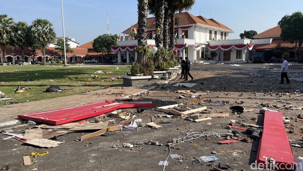 Potret Pos Polisi dan Fasum yang Rusak Pascademo