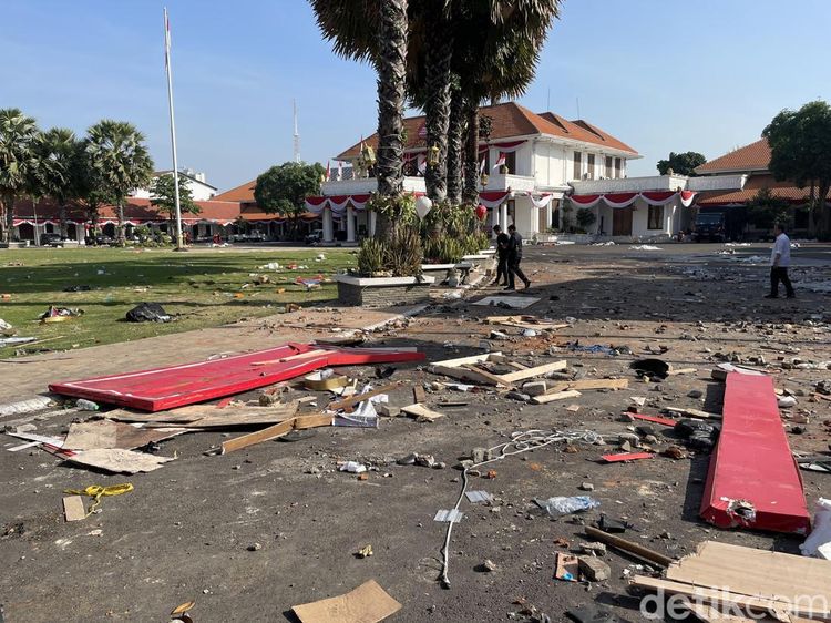 Potret Pos Polisi dan Fasum yang Rusak Pascademo