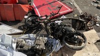 Motor hangus tergelatak di halaman Gedung Negera Grahadi. Setelah aksi demo pada Jumat (29/8) kemarin.