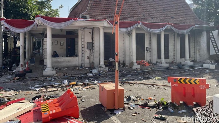 Kerusakan sejumlah fasum pasca demo di Surabaya Kerusakan sejumlah fasum pasca demo di Surabaya