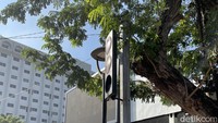 Lampu Lalu Lintas di Simpang Lima Gubeng, Surabaya juga tidak luput dari pengurasakan yang dilakukan oleh para pendemo.