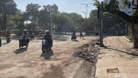Selain merusak pembatas jalan. Massa aksi juga merusak trotoar.