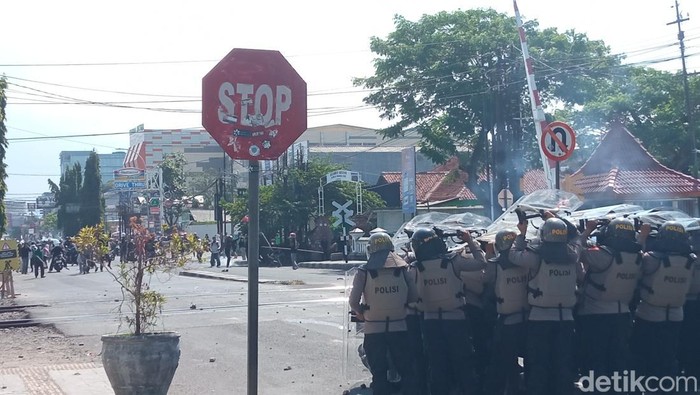 Kerusuhan di Kota Cirebon.