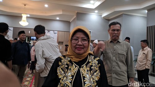 Ketua DPRD NTB Baiq Isvie Rupaeda usai melakukan pertemuan pasca pembakaran gedung DPRD oleh demonstran di Mataram, Sabtu malam (30/8/2025).