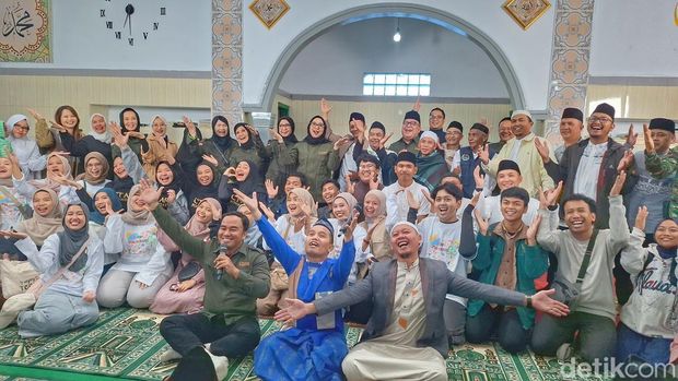 Ketua Yayasan CT Arsa Foundation, Anita Ratnasari Tanjung saat memberikan sambutannya di Masjid Jami Nurul Huda, Desa Tarumajaya, Kecamatan Kertasari, Kabupaten Bandung, Sabtu (30/8/2025).