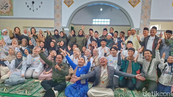 Ketua Yayasan CT Arsa Foundation, Anita Ratnasari Tanjung saat memberikan sambutannya di Masjid Jami Nurul Huda, Desa Tarumajaya, Kecamatan Kertasari, Kabupaten Bandung, Sabtu (30/8/2025). Ketua Yayasan CT Arsa Foundation, Anita Ratnasari Tanjung saat memberikan sambutannya di Masjid Jami Nurul Huda, Desa Tarumajaya, Kecamatan Kertasari, Kabupaten Bandung, Sabtu (30/8/2025).