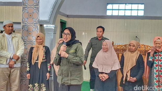 Ketua Yayasan CT Arsa Foundation, Anita Ratnasari Tanjung saat memberikan sambutannya di Masjid Jami Nurul Huda, Desa Tarumajaya, Kecamatan Kertasari, Kabupaten Bandung, Sabtu (30/8/2025).