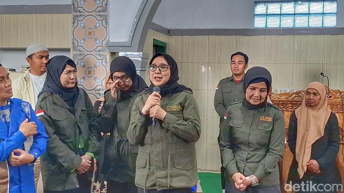 Ketua Yayasan CT Arsa Foundation, Anita Ratnasari Tanjung saat memberikan sambutannya di Masjid Jami Nurul Huda, Desa Tarumajaya, Kecamatan Kertasari, Kabupaten Bandung, Sabtu (30/8/2025).