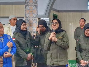 Momen Haru Anita Tanjung Berikan Hadiah Umroh Kepada Warga Kertasari Bandung