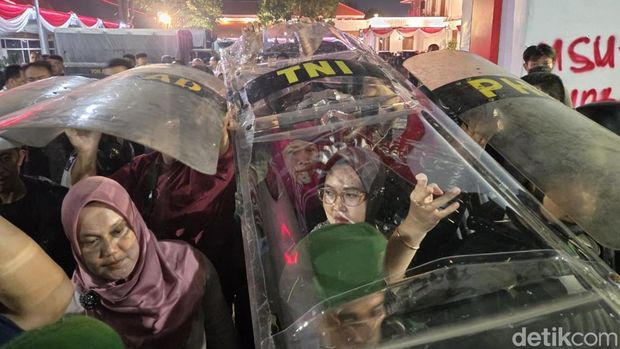 Khofifah dievakuasi dilindungi tameng TNI dan Polri masuk ke Gedung Negara Grahadi.