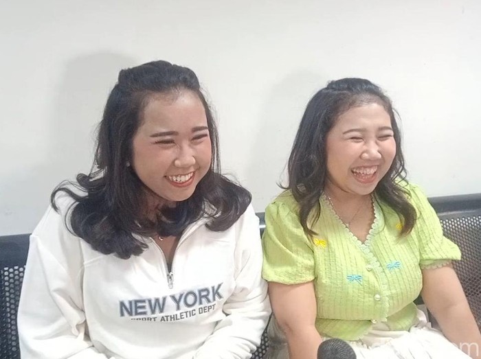 Komedian Kiky Saputri (kanan) bertemu dengan warganet yang mirip dengannya (kiri) bernama Dela.