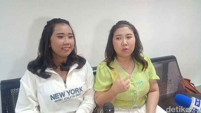Komedian Kiky Saputri (kanan) bertemu warganet yang mirip dengannya (kiri) bernama Dela.