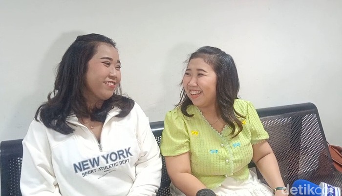 Kiky Saputri Komedian Kiky Saputri (kanan) bertemu warganet yang mirip dengannya (kiri) bernama Dela.