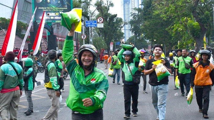 Kodam I/BB bagi-bagi beras kepada pengemudi ojol