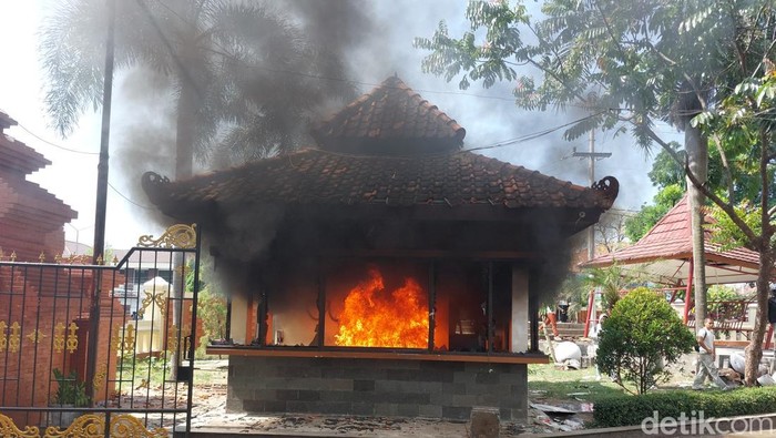 Kondisi Gedung DPRD Kabupaten Cirebon usai dirusak-dijarah massa