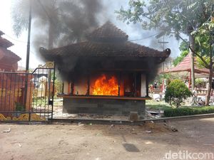 Video: Unjuk Rasa Pecah di Cirebon, Massa Bakar-Jarah Gedung DPRD