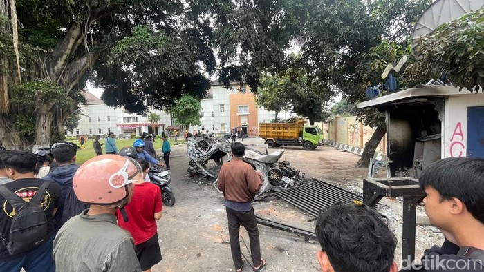 Kondisi Polda DIY Sleman usai demo jadi tontonan warga, Sabtu (30/8/2025).