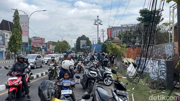 Kondisi Polda DIY Sleman usai demo jadi tontonan warga, Sabtu (30/8/2025).
