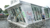 Kerusakan terlihat pada sejumlah kaca stasiun yang pecah. Selain itu, massa melakukan vandalisme dengan mencoret-coret stasiun berisi peran-pesan makian.