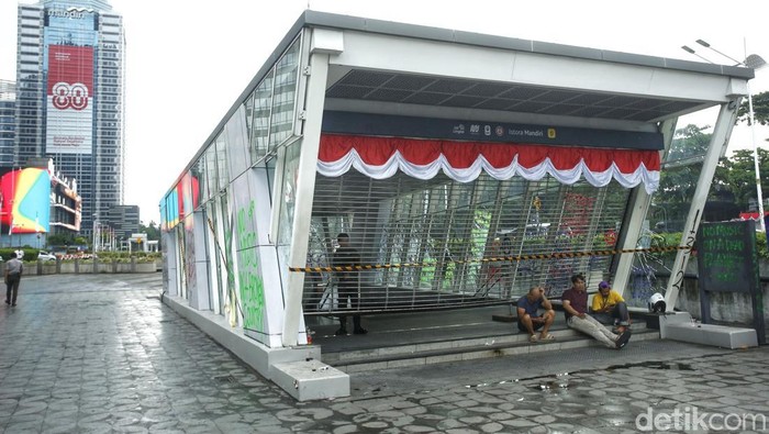 Kondisi Stasiun MRT Istora Rusak-Penuh Coretan Kericuhan sempat terjadi antara massa dan polisi di sekitar di Jalan Jenderal Sudirman, Jakarta, semalam. Massa merusak fasilitas umum seperti Stasiun MRT Istora Mandiri, Sabtu (30/8/2025).
