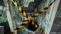 Sementara itu, bagian dalam stasiun sedikit mengalami kerusakan. Terlihat barang-barang berserakan.