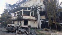 Selain mobil juga terdapat sejumlah sepeda motor yang dibakar massa. Namun BPBD Makassar belum merinci jumlah motor yang terbakar. (Foto: Muh Zunkarnaim/detikSulsel)