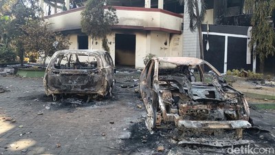 Potret Gedung DPRD Makassar hingga Mobil-mobil Ludes Dibakar Massa Aksi