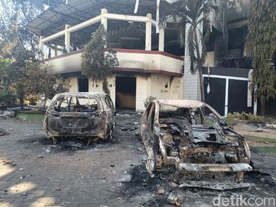 Potret Gedung DPRD Makassar hingga Mobil-mobil Ludes Dibakar Massa Aksi