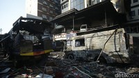 Kapolres Metro Jakarta Timur Kombes Alfian Nurrizal menyebut ada tujuh mobil di sekitar Polres Jaktim yang terbakar.