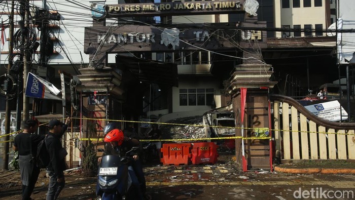Kondisi Terkini Kantor Polres Jakarta Timur Usai Diamuk Massa KantorΒ Polres Jakarta Timur yang berada di Jalan Matraman Raya menjadi sasaran amuk massa. Kantor dirusak, sejumlah kendaraan hangus terbakar, Sabtu (30/8/2025).