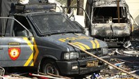 Sisa-sisa amuk massa berupa batu hingga kayu masih terlihat di halaman kantor Polres Jaktim.