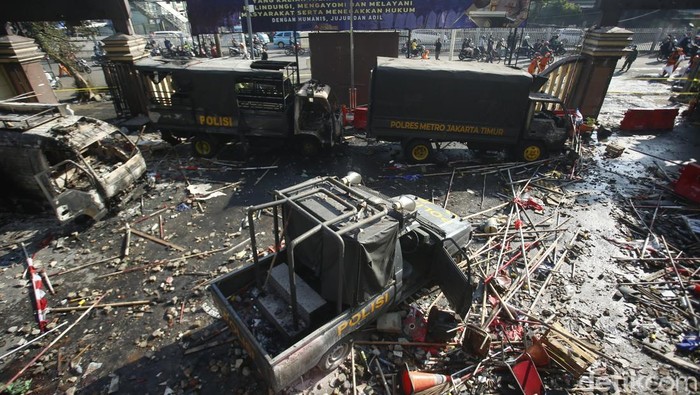 Kantor Polres Jakarta Timur yang berada di Jalan Matraman Raya menjadi sasaran amuk massa. Kantor dirusak, sejumlah kendaraan hangus terbakar, Sabtu (30/8/2025).