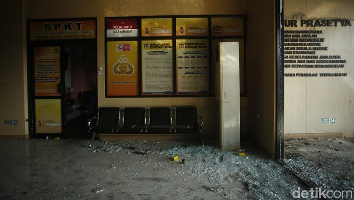 Kondisi Terkini Kantor Polres Jakarta Timur Usai Diamuk Massa KantorΒ Polres Jakarta Timur yang berada di Jalan Matraman Raya menjadi sasaran amuk massa. Kantor dirusak, sejumlah kendaraan hangus terbakar, Sabtu (30/8/2025).