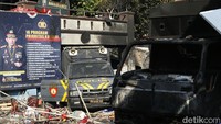 Sejumlah kendaraan terparkir di halaman kantor rusak.