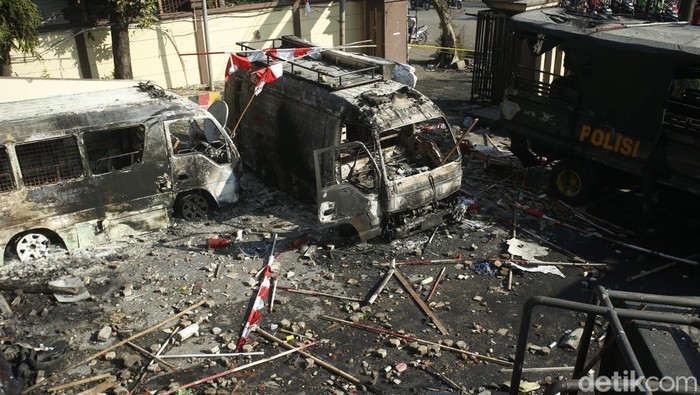 Kantor Polres Jakarta Timur yang berada di Jalan Matraman Raya menjadi sasaran amuk massa. Kantor dirusak, sejumlah kendaraan hangus terbakar, Sabtu (30/8/2025).