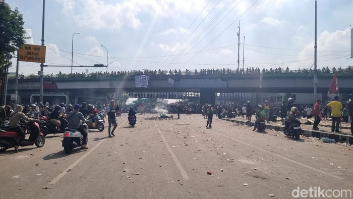 Konsentrasi massa di depan Mako Brimob Kwitang, Jakarta Pusat (Jakpus) mulai terurai. Anggota TNI membubarkan massa secara persuasif. (Taufiq S/detikcom)