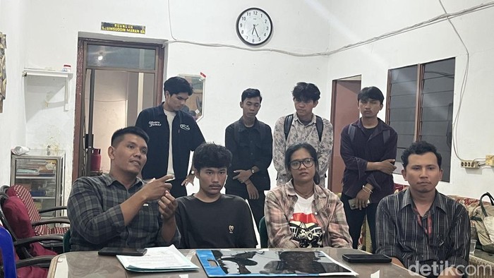 DS (dua dari kiri) bersama LBH Medan dan Kontras saat memberikan keterangan