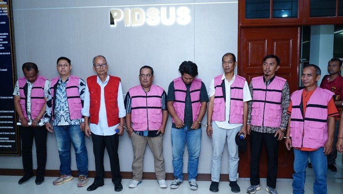 Delapan tersangka kasus korupsi pembangunan jalan di Kabupaten Batu Bara yang ditahan Kejati Sumut