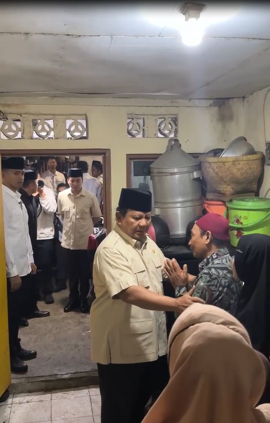 Kunjungi Rumah Duka Affan Kurniawan, Prabowo Disambut Dirut GoTo