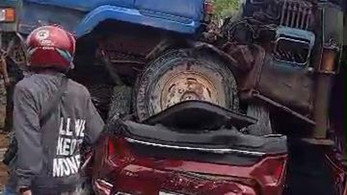 Laka lantas di Batam, truk timpa mobil dan sepeda motor. (Istimewa)