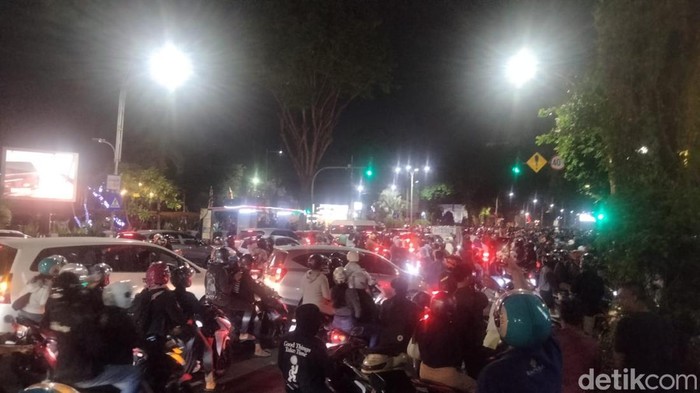 Lalu lintas menuju Jalan Gubernur Suryo padat karena pengalihan arus imbas demo di depan Gedung Negara Grahadi.
