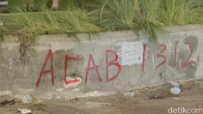 Lambang ACAB pada Demonstrasi 29 Agustus 2025 di Surabaaya