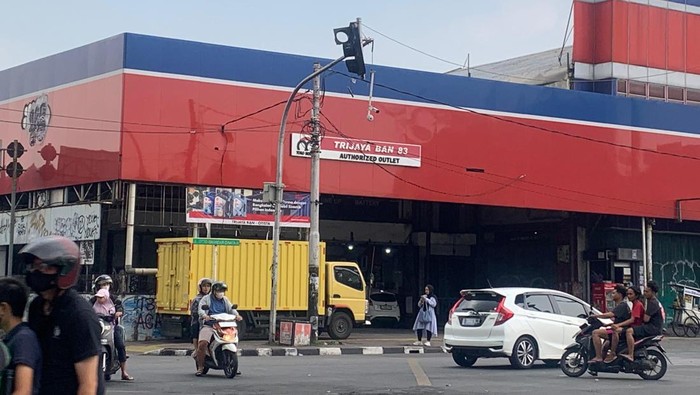 Lampu lalu lintas di Jalan Otista, Jakarta Timur (Jaktim) rusak imbas kericuhan pada Jumat (29/8/2025).