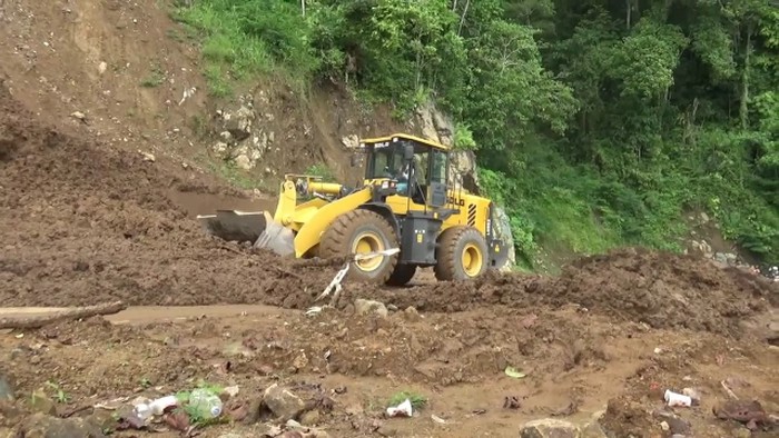 Alat berat diterjunkan di loaksi longsor di jalur Piket Nol Lumajang